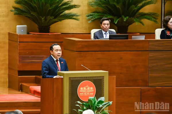 Bộ trưởng Khoa học và Công nghệ Vũ Hải Quân, thừa ủy quyền của Thủ tướng Chính phủ, trình bày Tờ trình về dự án Luật sửa đổi, bổ sung một số điều của Luật Đo lường. (Ảnh: DUY LINH)