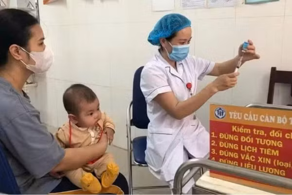 Cán bộ y tế tiêm vaccine cho trẻ trong độ tuổi để phòng các bệnh truyền nhiễm trên địa bàn Hà Nội. (Ảnh: Báo Nhân Dân)