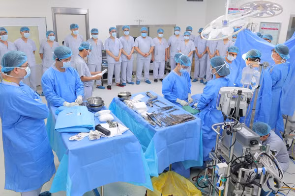 Trong phòng mổ của Bệnh viện E, các ê kíp phẫu thuật đã dành phút trang nghiêm để nói lời tiễn biệt và tri ân người bệnh. (Ảnh: BVCC)