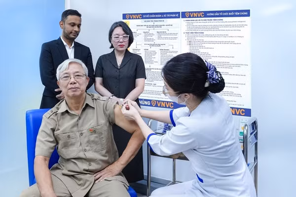 Ông Nguyễn Xuân Lập, Ủy viên Ban Thường vụ, Trưởng ban Chăm sóc, Trung ương Hội Người cao tuổi Việt Nam bày tỏ niềm vui khi trở thành một trong những người cao tuổi đầu tiên tiếp cận vaccine cúm chuyên biệt tại Việt Nam.