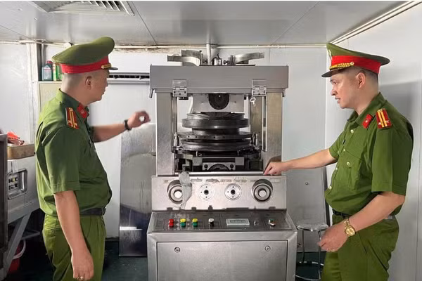 Phòng Cảnh sát kinh tế phối hợp các lực lượng chức năng tiến hành khám xét khẩn cấp cơ sở sản xuất của Công ty trách nhiệm hữu hạn Sản xuất Dược-Mỹ phẩm Vintechpharm. (Ảnh: Công an Hà Nội)