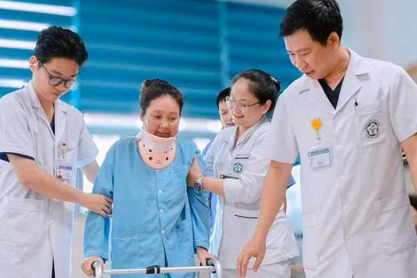 Bệnh nhân 39 tuổi, quốc tịch Lào bị liệt hoàn toàn 2 chân do khối u chèn ép được phẫu thuật thành công tại khoa Chấn thương chỉnh hình và Cột sống. (Ảnh: BVCC)