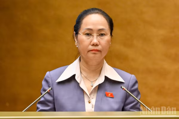 Bộ trưởng Văn hóa, Thể thao và Du lịch Lâm Thị Phương Thanh, thừa ủy quyền của Thủ tướng Chính phủ, trình bày Tờ trình về dự án Luật Phát triển công nghiệp văn hóa. (Ảnh: THỦY NGUYÊN)