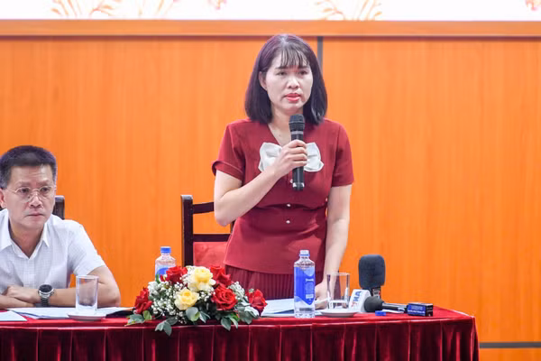 Bà Đinh Thị Thu Thủy, Phó Cục trưởng Cục An toàn thực phẩm, Bộ Y tế chia sẻ tại buổi họp báo. (Ảnh: T.D)