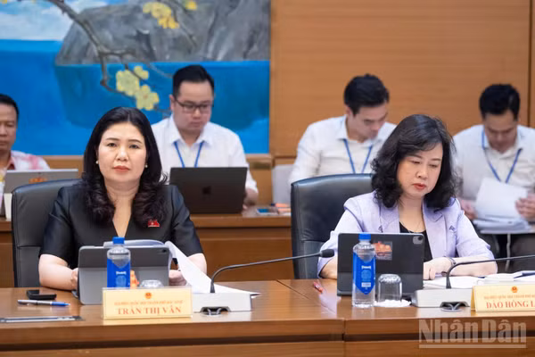Đoàn đại biểu tỉnh Bắc Ninh thảo luận tại tổ chiều 24/10. (Ảnh: THỦY NGUYÊN)