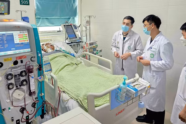 Trường hợp nguy kịch nhất người đàn ông 50 tuổi vẫn đang được hỗ trợ bằng các kỹ thuật cao như oxy hóa máu qua màng ngoài cơ thể (VV-ECMO) nhưng tình trạng lâm sàng đã cải thiện.
