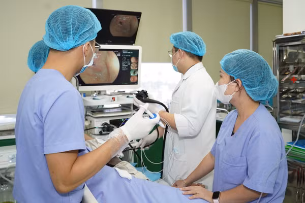 Hiện nay, sự phát triển của các hệ thống nội soi độ phân giải cao, công nghệ nhuộm màu ảo, phóng đại hình ảnh và các chế độ ánh sáng đặc biệt đã giúp bác sĩ nhận diện rõ hơn những bất thường của niêm mạc đường tiêu hóa. (Ảnh: Viện Nghiên cứu và Đào tạo Tiêu hóa, Gan mật)