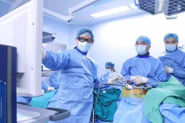 Ê-kíp phẫu thuật can thiệp cho bệnh nhi. (Ảnh: BVCC)
