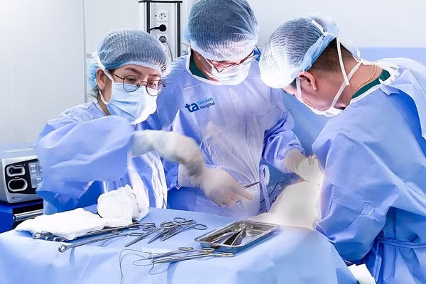 Bác sĩ thực hiện phẫu thuật lấy thai cho sản phụ.