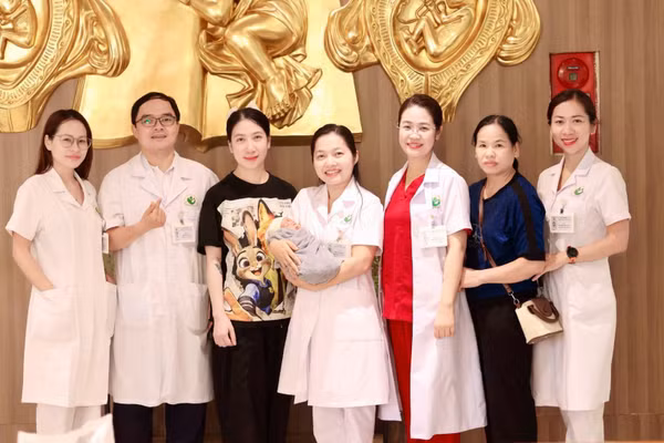 Ê-kíp thầy thuốc Bệnh viện Phụ sản Hà Nội chúc mừng gia đình. 