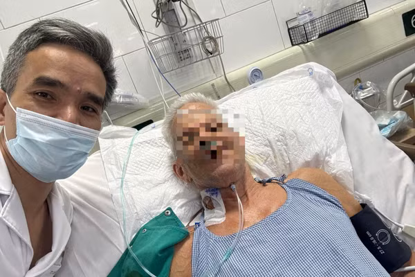 Phó Giáo sư, Tiến sĩ Lương Quốc Chính, Trưởng khoa Hồi sức tích cực Thần kinh chúc mừng bệnh nhân trải qua 17 ngày hồi sức tích cực. (Ảnh: Bệnh viện cung cấp)