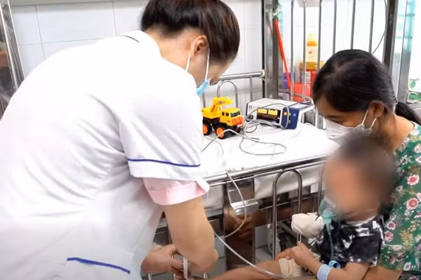 Bệnh nhi điều trị cúm tại Bệnh viện Nhi Trung ương. (Ảnh: BVCC)