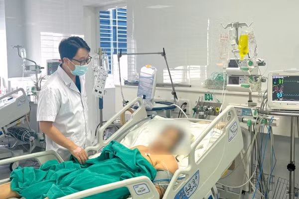 Bệnh nhân nằm điều trị tại Bệnh viện Nhiệt đới Trung ương. (Ảnh: BVCC)