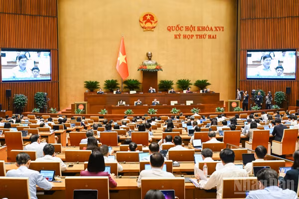 Quốc hội thảo luận tại hội trường chiều 30/10. (Ảnh: DUY LINH)