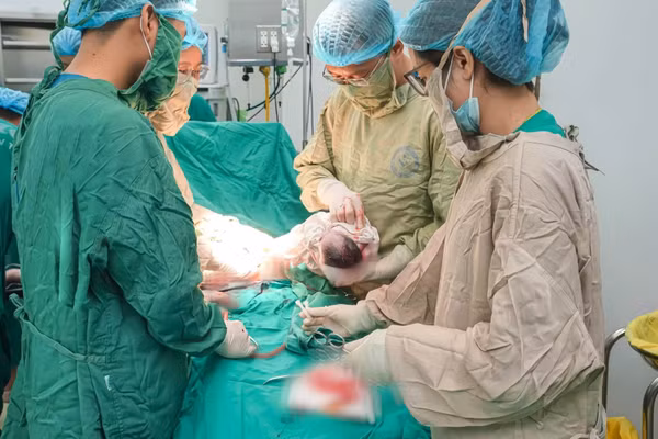 Tiến sĩ, bác sĩ Nguyễn Thái Giang, Phó Trưởng khoa Phụ ung thư trực tiếp phẫu thuật ca mổ lấy thai cho bệnh nhân ung thư vú di căn đa phủ tạng ở tuần thai 34. (Ảnh: BVCC)