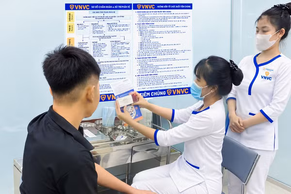 Người trẻ tiêm vaccine. (Ảnh: VNVC)