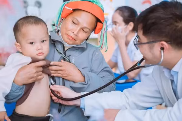 Đầu tháng 10/2026, tại xã Ngọc Đường, tỉnh Tuyên Quang, hàng trăm trẻ em vùng cao lần đầu có cơ hội được thăm khám, sàng lọc sức khỏe bởi đội ngũ bác sĩ chuyên khoa từ Hà Nội. (Ảnh: BVCC)