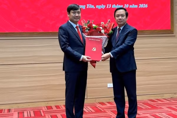 Bí thư Tỉnh ủy Hưng Yên Phạm Quang Ngọc trao Quyết định điều động, bổ nhiệm đồng chí Nguyễn Tuấn Phong, Tỉnh ủy viên, Chánh Văn phòng Tỉnh ủy giữ chức Trưởng Ban Tuyên giáo Tỉnh ủy Hưng Yên. (Ảnh: PHẠM HÀ)