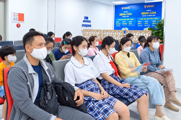 Người dân đến tiêm vaccine. (Ảnh: VNVC)
