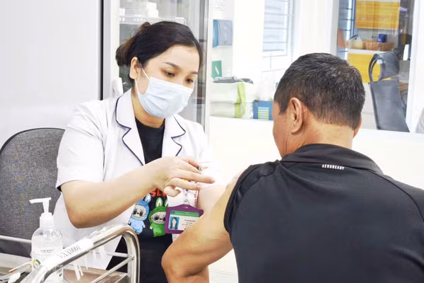 Tiêm vaccine phòng não mô cầu là cách phòng bệnh chủ động. (Ảnh: BVCC)