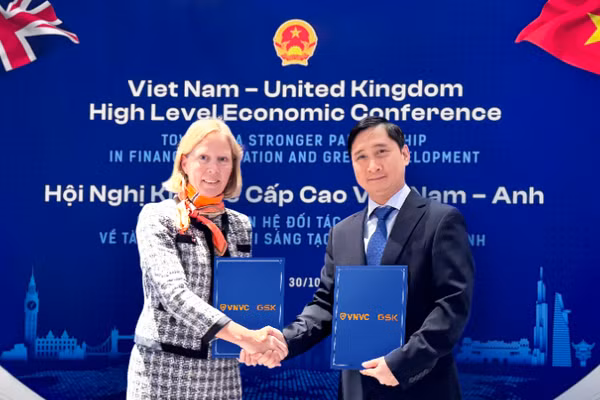 Ông Ngô Chí Dũng, Chủ tịch HĐQT kiêm Tổng Giám đốc Công ty Vaccine Việt Nam VNVC và bà Kaja Natland, Phó Chủ tịch cấp cao GSK vùng châu Á-Thái Bình Dương, khu vực quốc tế trao văn kiện hợp tác.