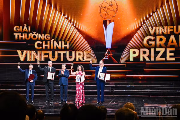Chủ tịch Quốc hội Trần Thanh Mẫn trao Giải thưởng Chính VinFuture. (Ảnh: THÀNH ĐẠT)