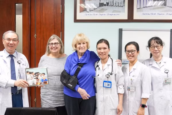 Giáo sư Mary-Claire King và Tiến sĩ Kathleen Ann Leppig, chuyên gia di truyền học lâm sàng đã gắn bó với Bệnh viện Nhi Trung ương từ năm 2011.