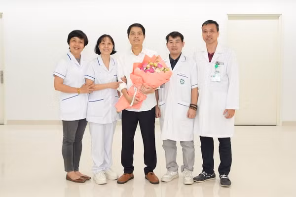 Tập thể kíp điều trị Viện Tim mạch chúc mừng anh Tuấn trong ngày được xuất viện về với gia đình. (Ảnh: BV cung cấp)
