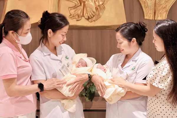 Gia đình hạnh phúc đón 2 em bé. (Ảnh: Bệnh viện cung cấp)