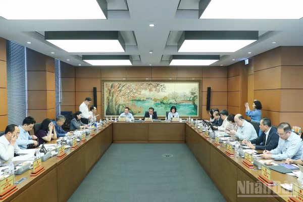 Quang cảnh thảo luận tại Tổ Hà Nội sáng 9/4. (Ảnh: DUY LINH)