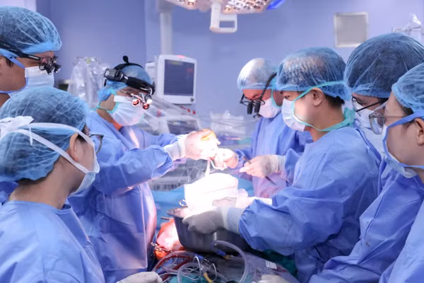 Bác sĩ cân não trước ca ghép tim lần thứ hai. (Ảnh: BVCC)