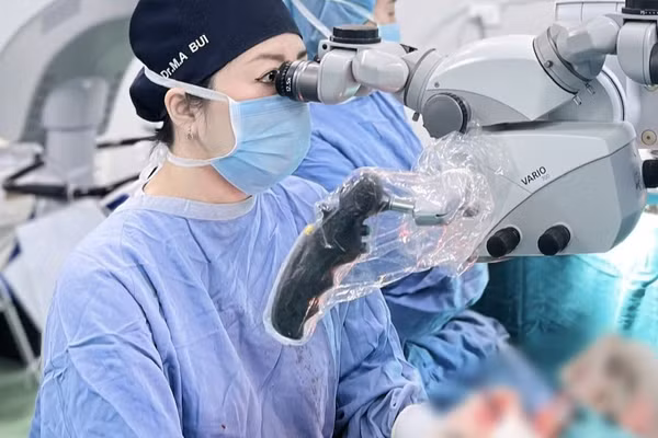 Tiến sĩ, bác sĩ Bùi Mai Anh thực hiện ca phẫu thuật thứ hai chuyển cơ nhằm phục hồi chức năng nhắm mắt. (Ảnh: BVCC)