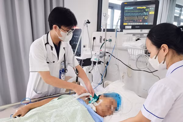Bệnh nhân phải nằm thở máy vì mắc uốn ván. (Ảnh: Bệnh viện cung cấp)