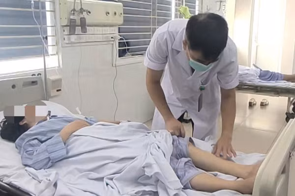Bác sĩ khám lại cho bệnh nhân. (Ảnh: Bệnh viện cung cấp)