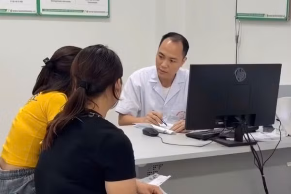 Thạc sĩ, bác sĩ Nguyễn Quốc Phương, Trưởng khoa Kiểm soát Nhiễm khuẩn, Bệnh viện Bệnh Nhiệt đới Trung ương khám cho người bệnh. (Ảnh: Bệnh viện cung cấp)