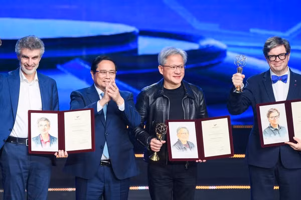 Giáo sư Yann LeCun (ngoài cùng bên phải) nhận Giải thưởng Chính VinFuture năm 2024 tại Hà Nội. (Ảnh: VFP)
