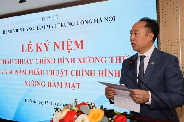 Phó Giáo sư, Tiến sĩ Trần Cao Bính, Chủ tịch Hội Răng Hàm Mặt Việt Nam, Giám đốc Bệnh viện Răng Hàm Mặt Trung ương Hà Nội phát biểu tại lễ kỷ niệm. (Ảnh: HM)