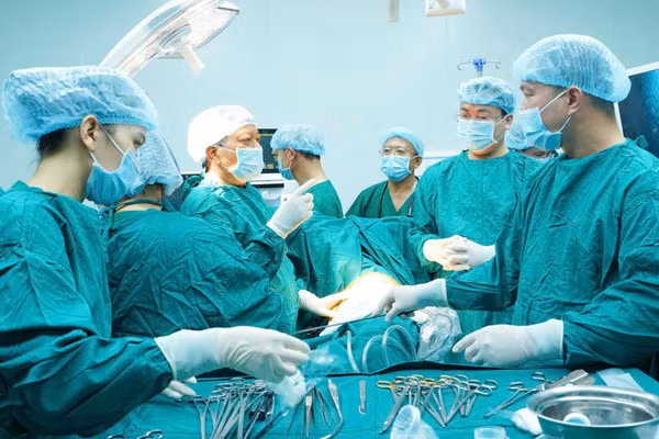 Các chuyên gia hàng đầu từ tuyến Trung ương đã trực tiếp phối hợp cùng ê-kíp địa phương thực hiện thành công ca phẫu thuật nội soi kéo dài 2 giờ. (Ảnh: Bệnh viện cung cấp)
