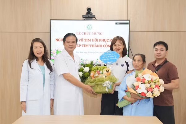 Phó Giáo sư, Tiến sĩ Đào Xuân Cơ - Giám đốc bệnh viện và Phó Giáo sư, Tiến sĩ Nguyễn Thị Thu Hoài - Viện trưởng Viện Tim mạch chúc mừng người bệnh vỡ tim hồi phục ra viện. (Ảnh: Bệnh viện cung cấp)