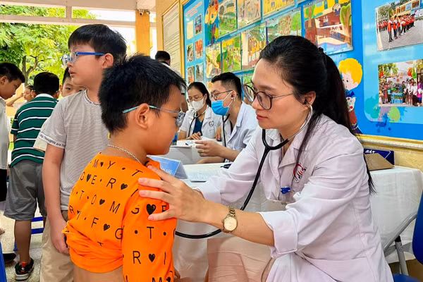 Khám sàng lọc sức khỏe cho trẻ em. (Ảnh: Bệnh viện đa khoa Đống Đa, Hà Nội)