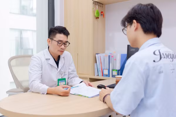 Thạc sĩ, chuyên gia tâm lý Hoàng Quốc Lân khám, tư vấn cho bệnh nhân. (Ảnh: Nhân vật cung cấp)