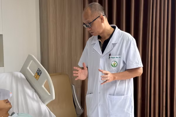 Phó Giáo sư, Tiến sĩ, bác sĩ Nguyễn Hồng Hà, Trưởng khoa Phẫu thuật Hàm mặt và Tạo hình thẩm mỹ trao đổi với bệnh nhân.