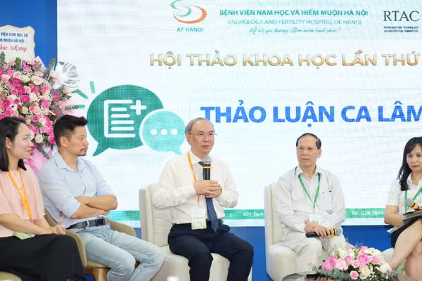 Phó Giáo sư, Tiến sĩ Vũ Chí Dũng, Giám đốc Trung tâm Nội tiết-Chuyển hóa-Di truyền, Bệnh viện Nhi Trung ương chia sẻ tại hội thảo. (Ảnh: BVCC)