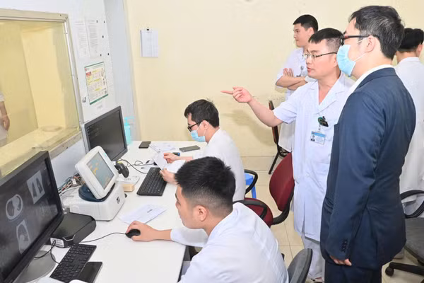 Giáo sư Shinya Tane, chuyên gia phẫu thuật lồng ngực của Bệnh viện Đại học Kobe, trao đổi kinh nghiệm về điều trị ung thư phổi, phẫu thuật hiện đại và ghép phổi. (Ảnh: BVCC)