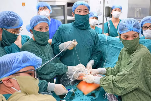Ê-kíp can thiệp cho sản phụ. (Ảnh: BVCC)