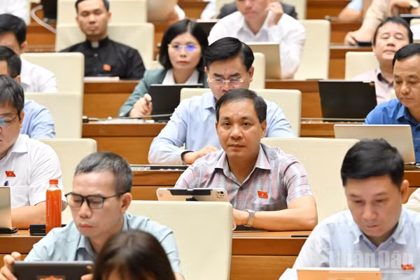 Quốc hội thảo luận tại hội trường sáng 10/8. (Ảnh: THỦY NGUYÊN)
