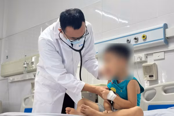 Bác sĩ khám lại cho bệnh nhi. (Ảnh: BVCC)