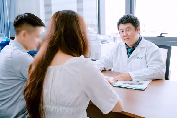 Thạc sĩ, bác sĩ Nguyễn Quốc Anh, Giám đốc Trung tâm Hỗ trợ sinh sản và Nam học Việt Mỹ, Bệnh viện đa khoa Việt Mỹ tư vấn cho cặp vợ chồng trẻ. (Ảnh: BVCC)