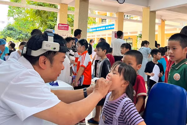 Nhân viên y tế khám sàng lọc sức khỏe đầu năm cho học sinh. (Ảnh minh họa: Bệnh viện đa khoa Đống Đa)