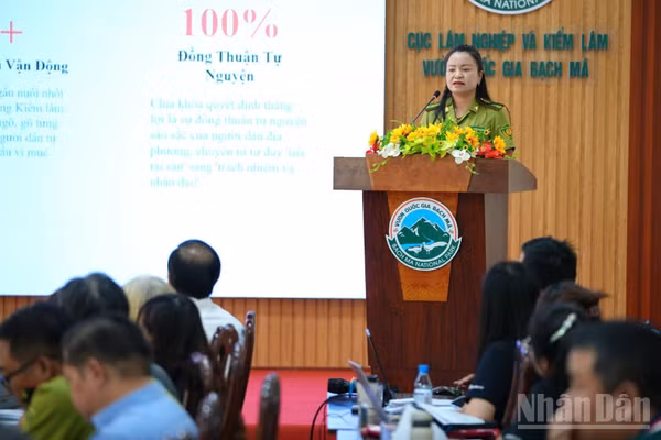 Bà Nguyễn Thị Loan, Hạt Kiểm lâm số 17, Chi cục Kiểm lâm Thái Nguyên chia sẻ tại hội thảo. (Ảnh: LÊ CHÍ)